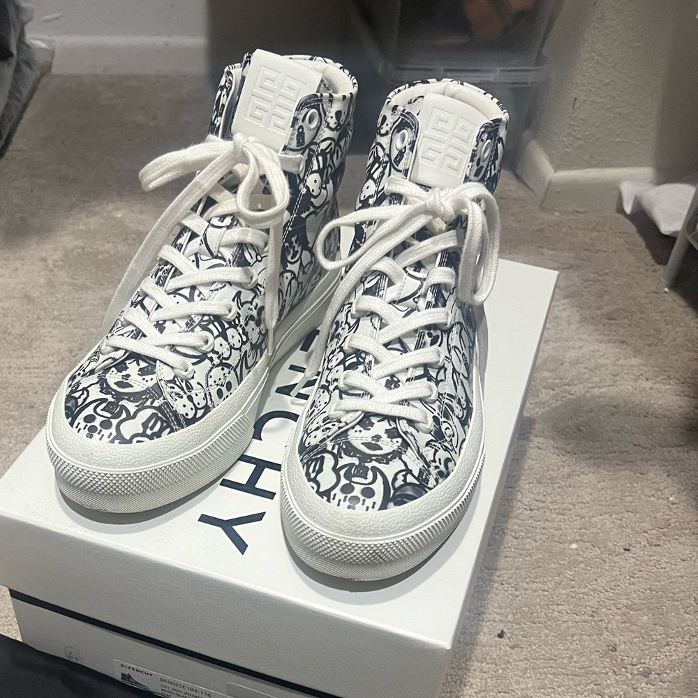Exclusive Chito Givenchy 2023 collection.Made in Italy. 100%Calf Leather
